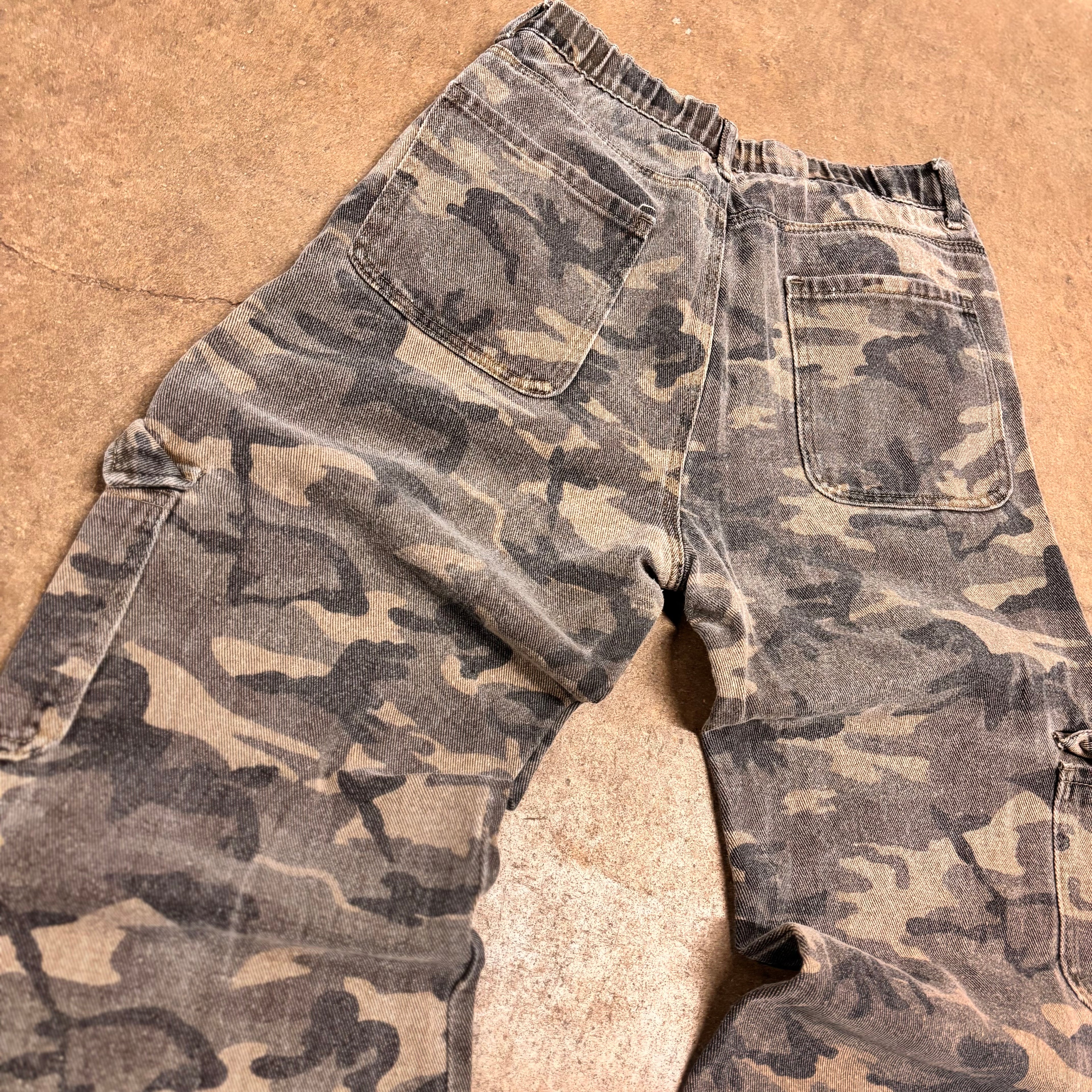 Adika Camo Cargo Pants - Size Large (4-6)